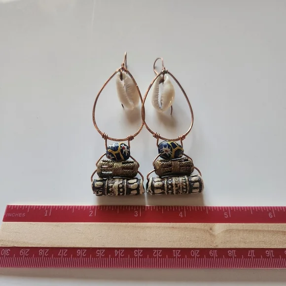 Rework Creative Handcrafted Cowrie Shell Bead  Copper Wire Earrings.  - Picture 4 of 4